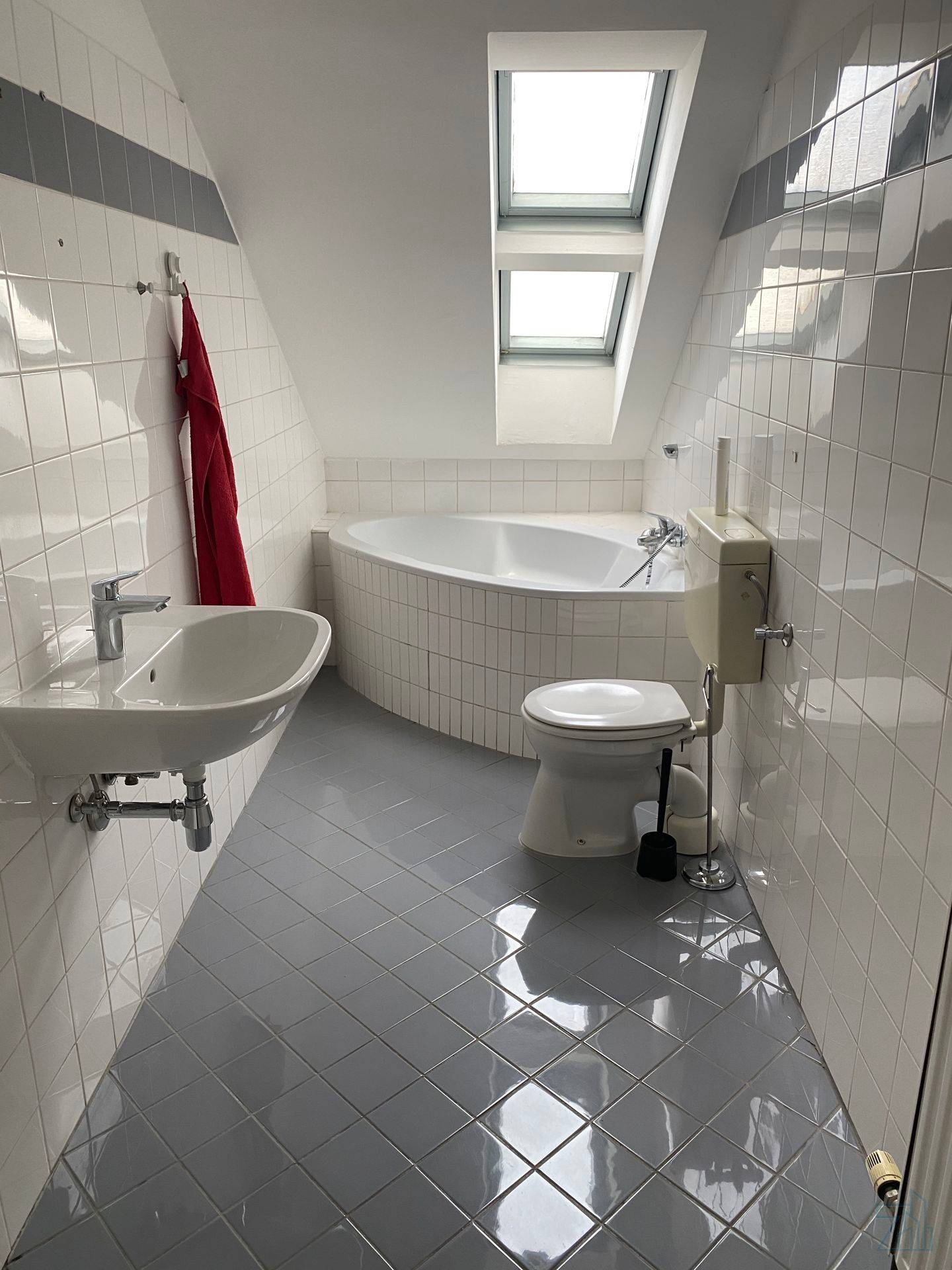 Dachgeschosswohnung with balcony and garden Lend