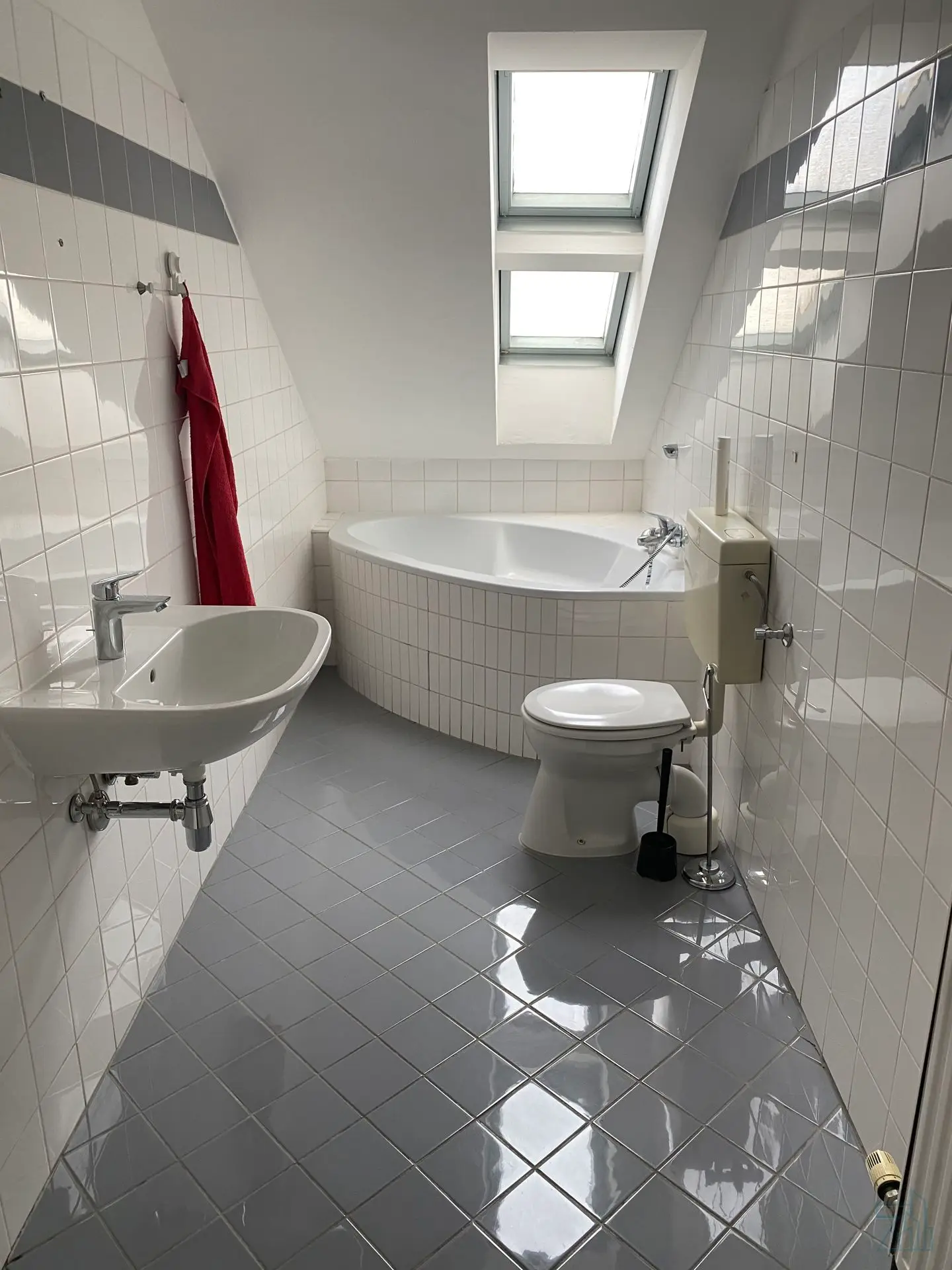 Dachgeschosswohnung with balcony and garden Lend