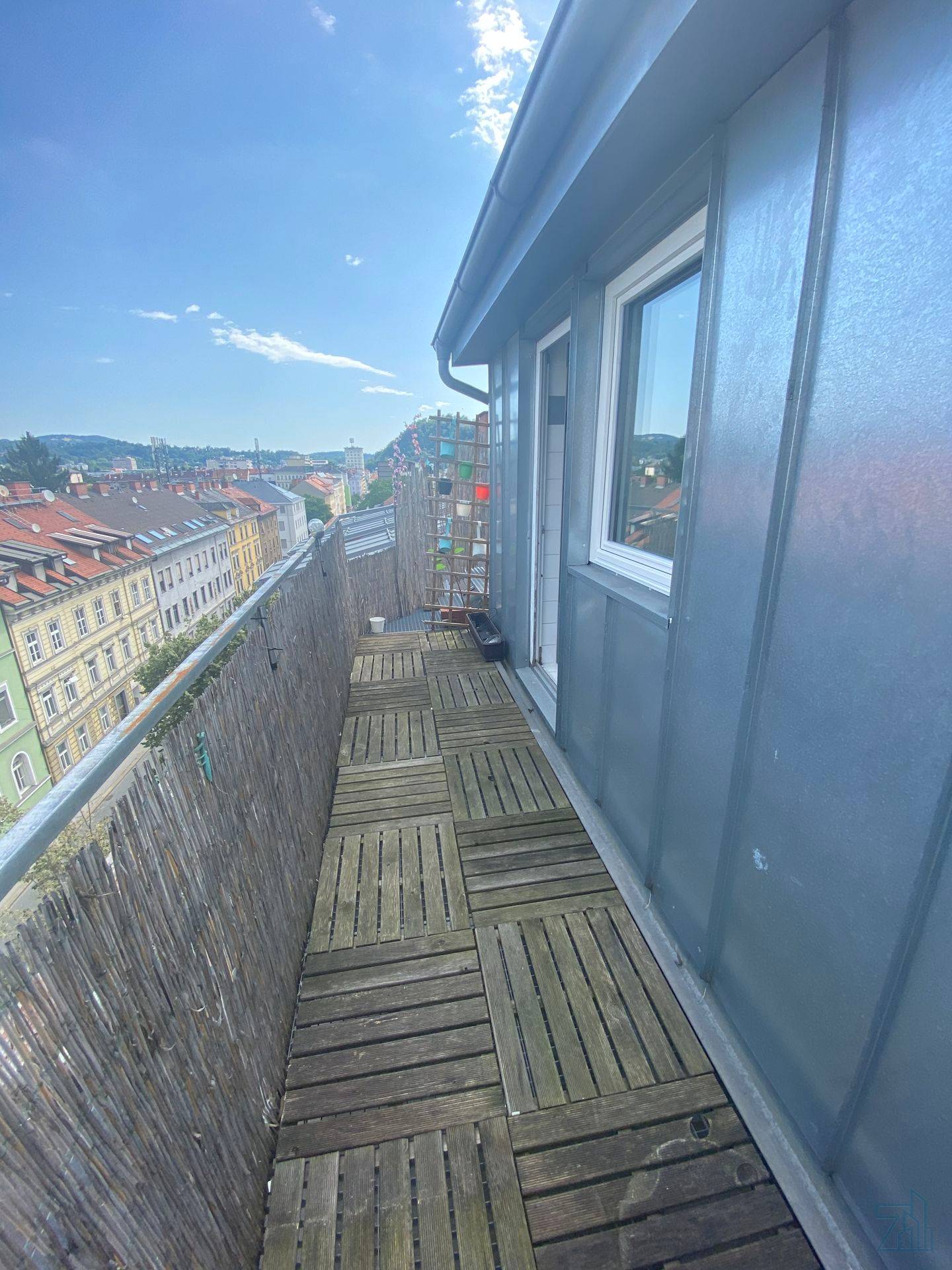 Dachgeschosswohnung with balcony and garden Lend