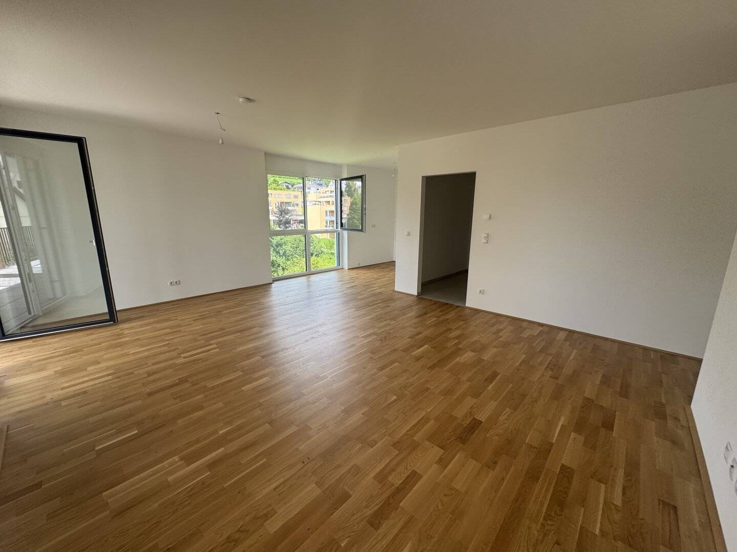 Helle 4-Zimmer-Wohnung mit sehr großer überdachter Terrasse