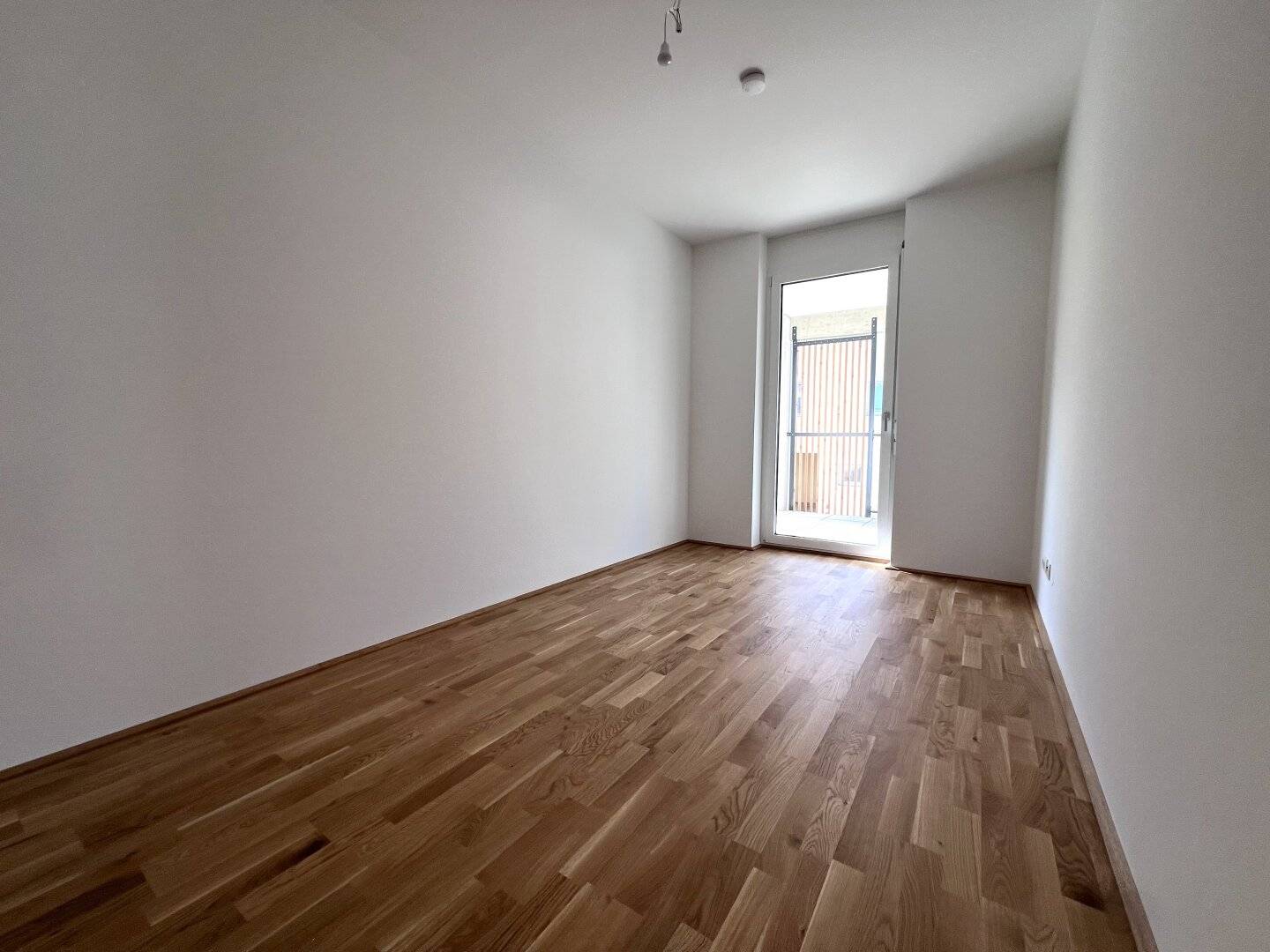 Familienfreundliche 4 Zimmerwohnung mit sehr großer überdachter Terrasse.