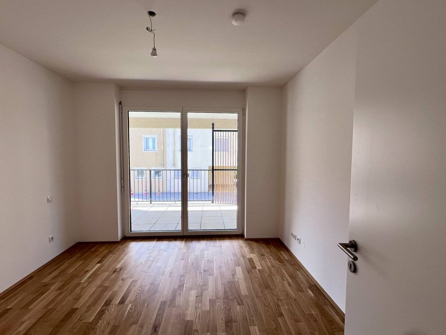 Familienfreundliche 4 Zimmerwohnung mit sehr großer überdachter Terrasse.