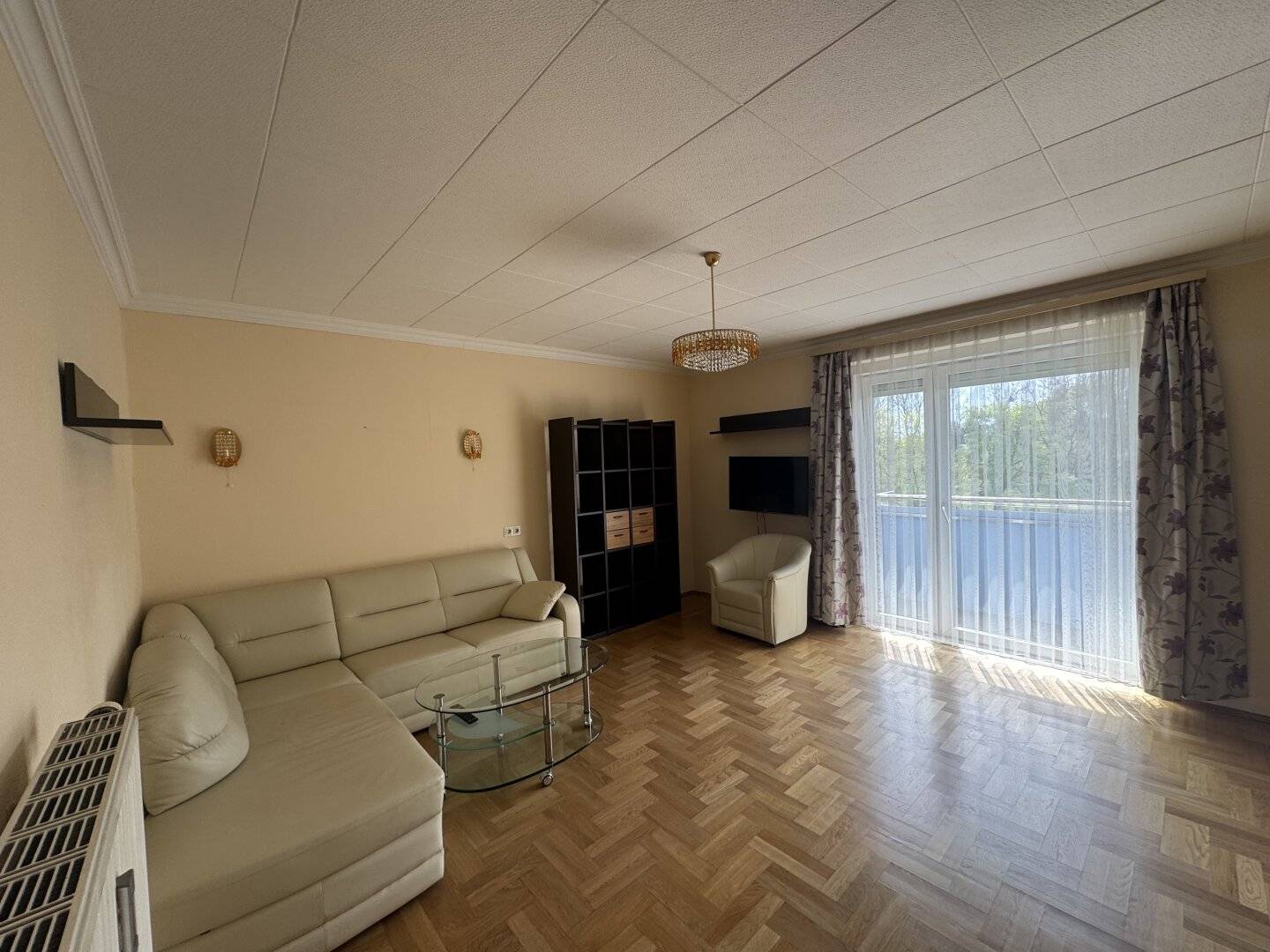 Perfekt aufgeteilte 2 Zimmerwohngung plus Küche mit Balkon! Super Infrastruktur!