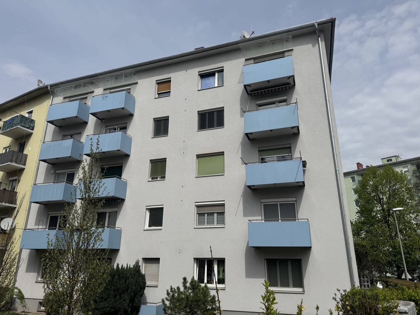 Perfekt aufgeteilte 2 Zimmerwohngung plus Küche mit Balkon! Super Infrastruktur!