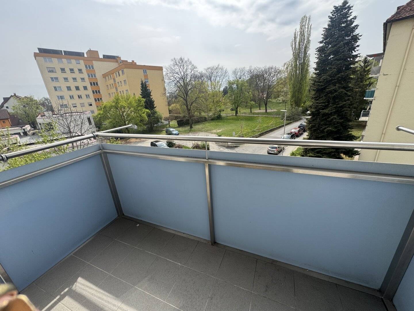 Perfekt aufgeteilte 2 Zimmerwohngung plus Küche mit Balkon! Super Infrastruktur!