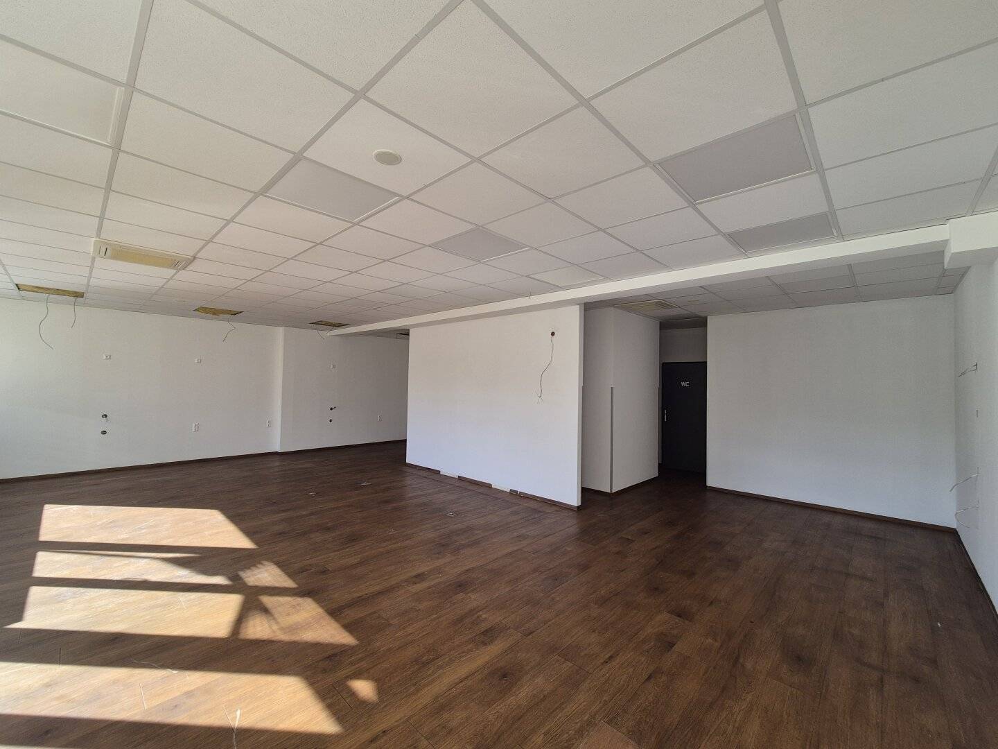 Büro- / Geschäftsfläche mit 112 m² im Erdgeschoß – Top Lage & Parkplätze direkt vor Ort
