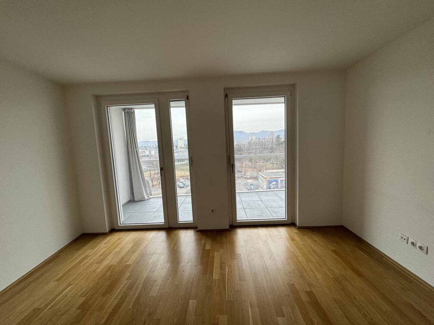 2  Zimmerwohnung mit großer verglaster Loggia - unbefristeter Mietvertrag