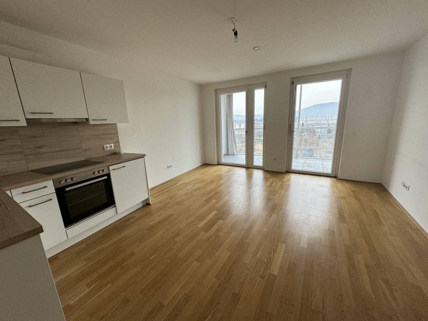 2  Zimmerwohnung mit großer verglaster Loggia - unbefristeter Mietvertrag