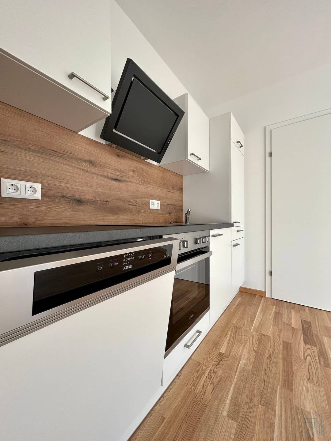 Wohnung mit lichtdurchflutetem Wohnraum und Balkon