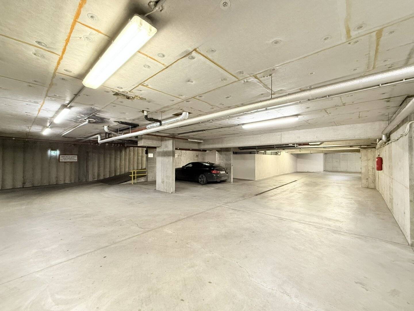 Flachgasse 1 - Garagenplatz bei U3 Hütteldorfer Str. / 10A Bus und Straßenbahnen 10, 46, 49, 52!