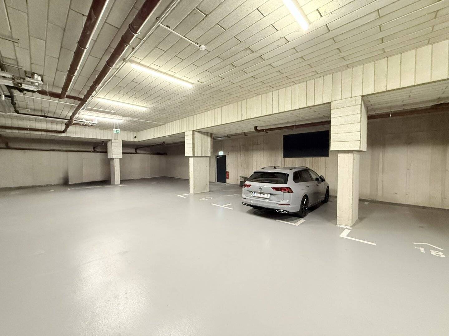 Michael-Reś-Gasse 2 - Garagenstellplatz mit 2,9m Einfahrthöhe gleich bei 32A / Straßenbahnlinie 26!