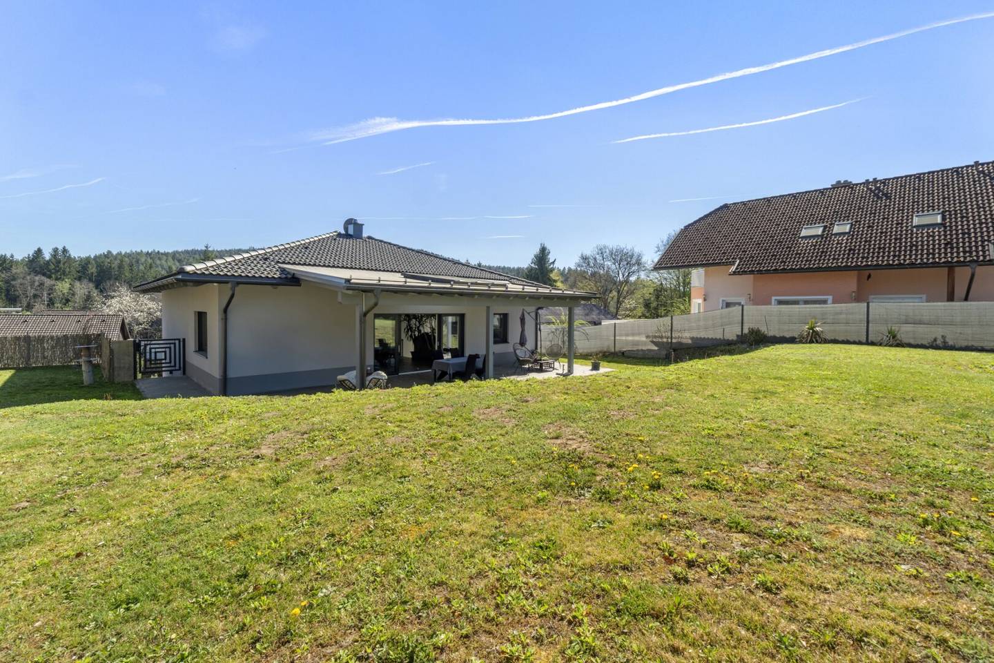 Wohnen mit Raum und Ruhe: Lichtdurchfluteter Holzriegel-Bungalow in Klagenfurter Top-Lage