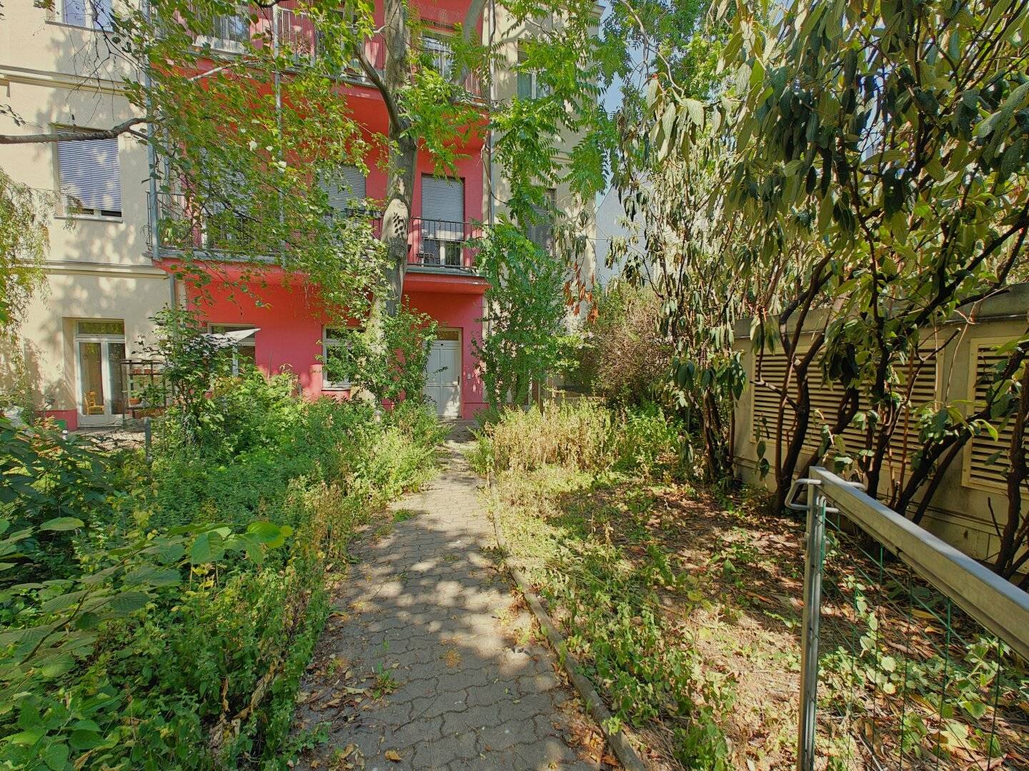 (Reserviert) Nähe Raimund Theater: Hofruhelage + Großer Garten mit Terrasse + 6 Min. zur U4 + Perfekte Wohnlage + Südwest-Ausrichtung + Garage optional