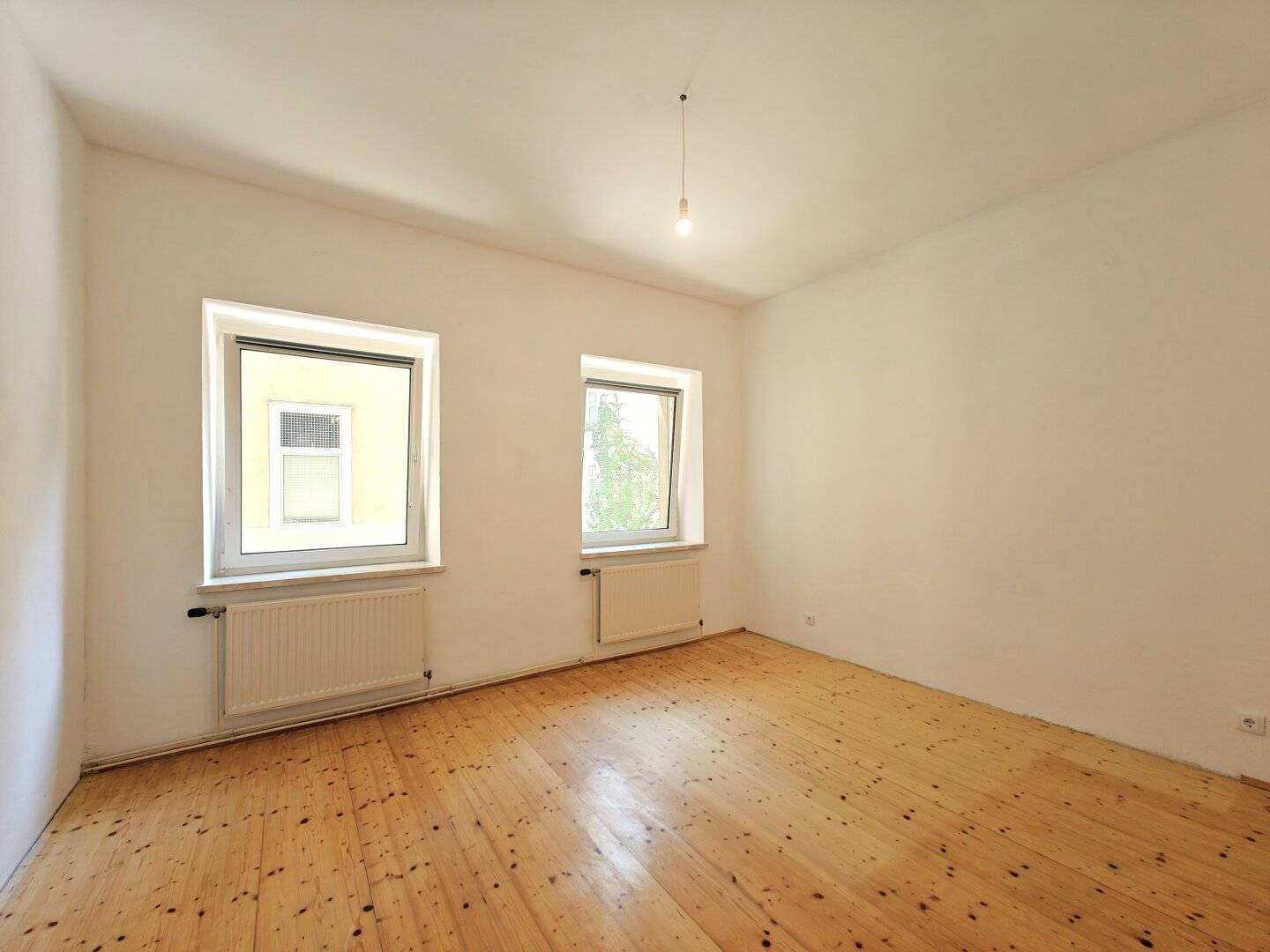 Vorgarten: Cozy Balcony Apartment + Ideal Layout + Sunny Living Room + Convertible into 2-3 Rooms