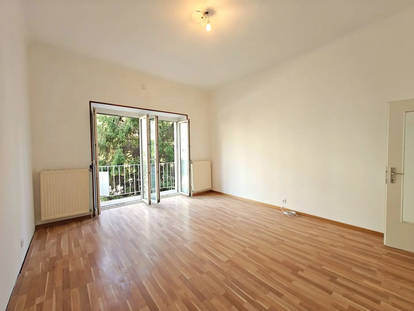 Front Garden: Cozy Balcony Apartment + Near Danube Island + Sunny Living Room + Divisible into 3 Rooms