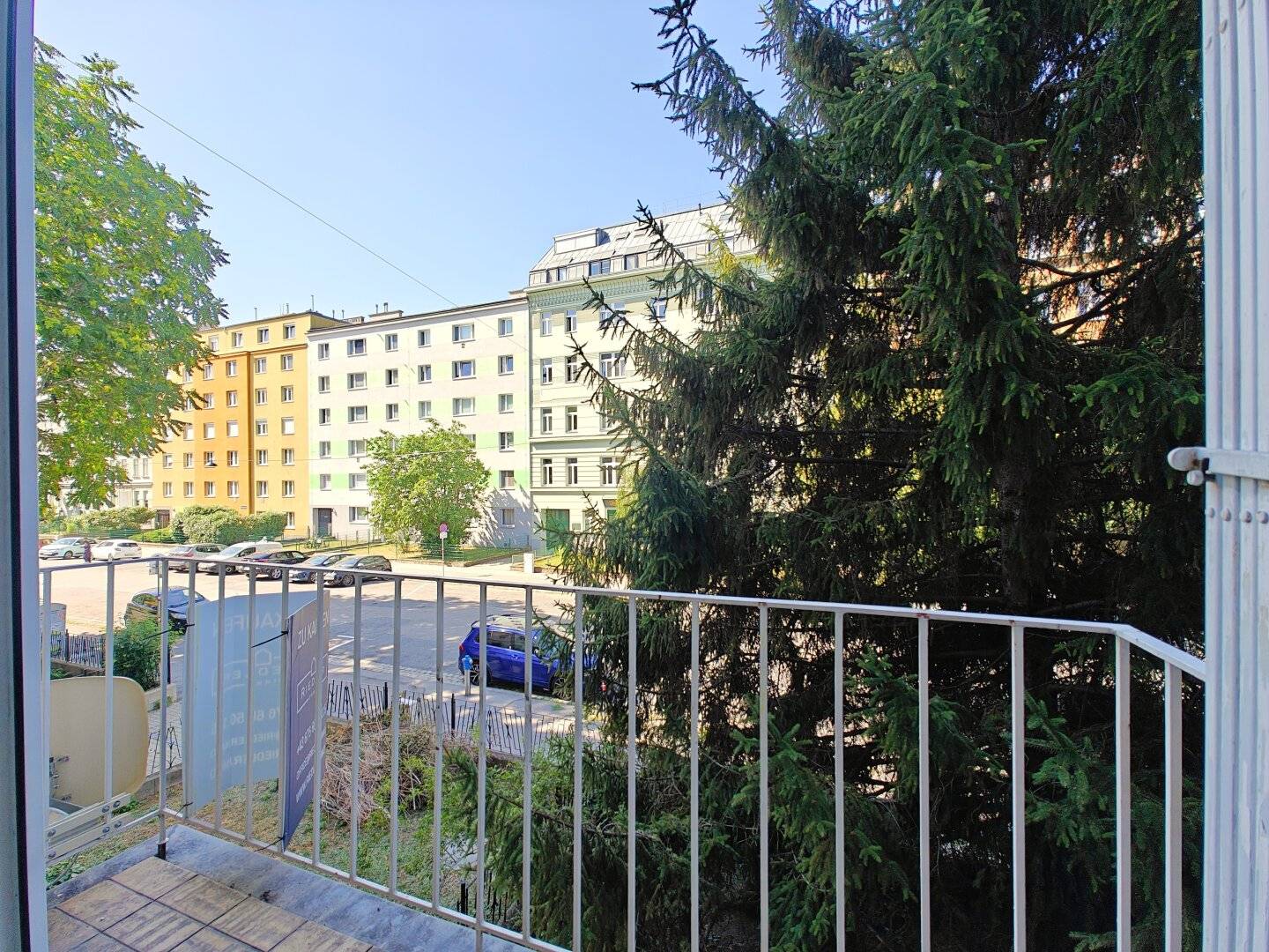 Vorgarten: Cozy Balcony Apartment + Ideal Layout + Sunny Living Room + Convertible into 2-3 Rooms