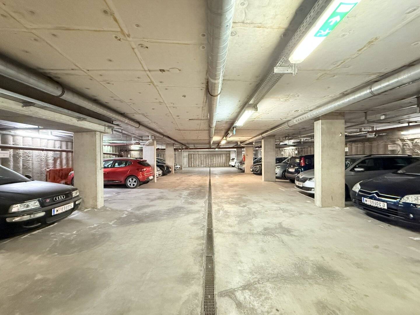 Flachgasse 1 - Garagenplatz bei U3 Hütteldorfer Str. / 10A Bus und Straßenbahnen 10, 46, 49, 52!