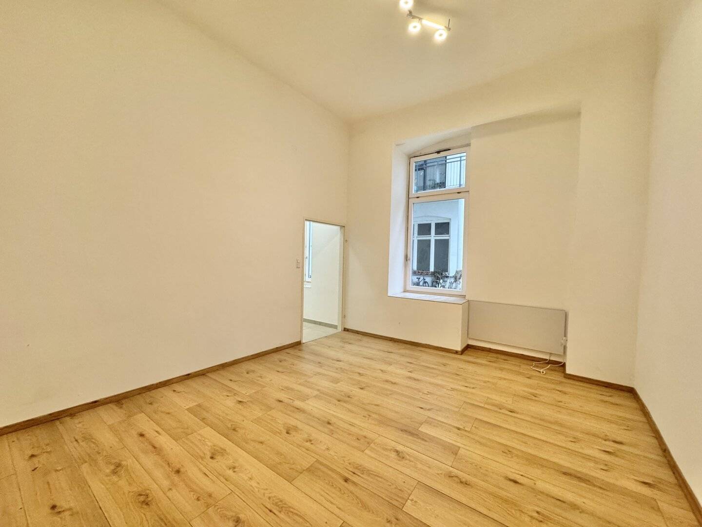 HOFRUHELAGE - GENERALSANIERTER 2-ZIMMER-ALTBAU NAHE U3