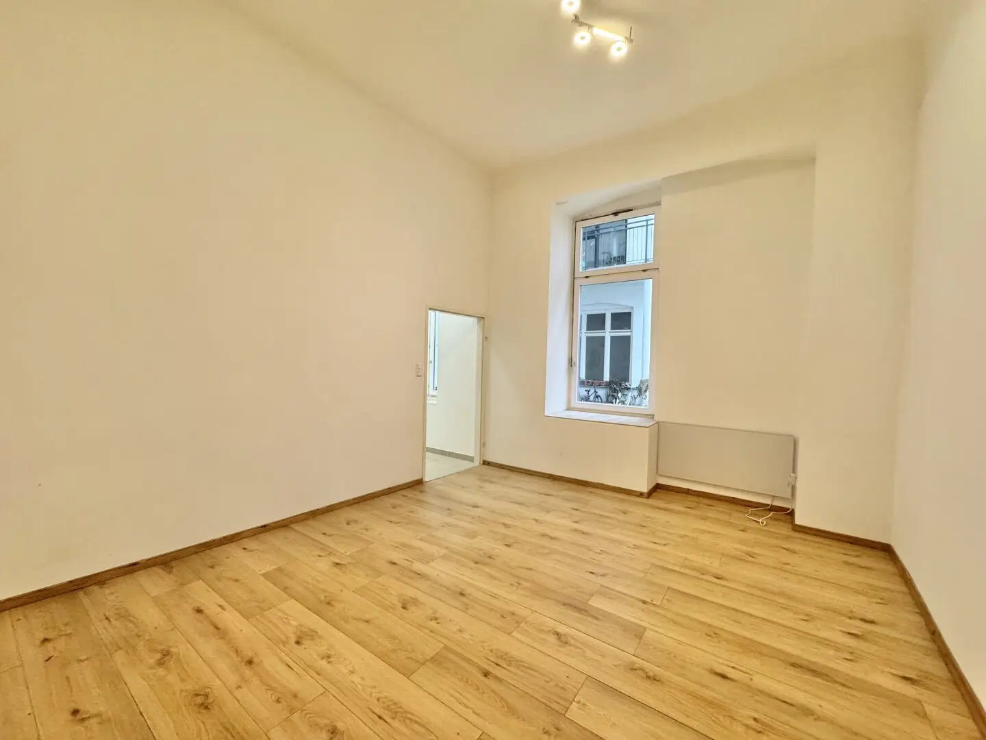HOFRUHELAGE - GENERALSANIERTER 2-ZIMMER-ALTBAU NAHE U3