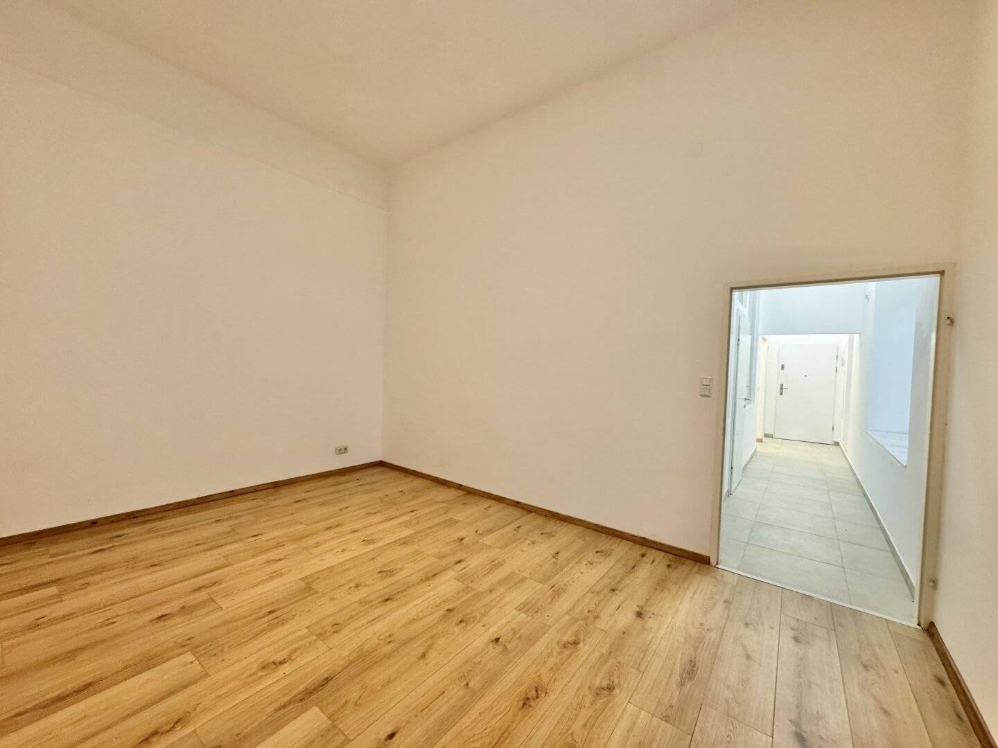 HOFRUHELAGE - GENERALSANIERTER 2-ZIMMER-ALTBAU NAHE U3