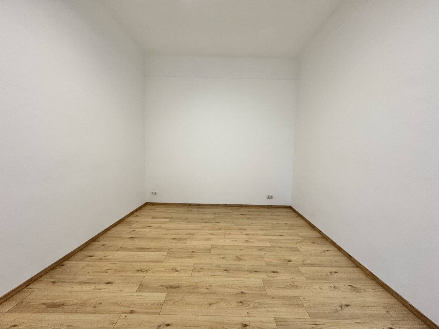 HOFRUHELAGE - GENERALSANIERTER 2-ZIMMER-ALTBAU NAHE U3