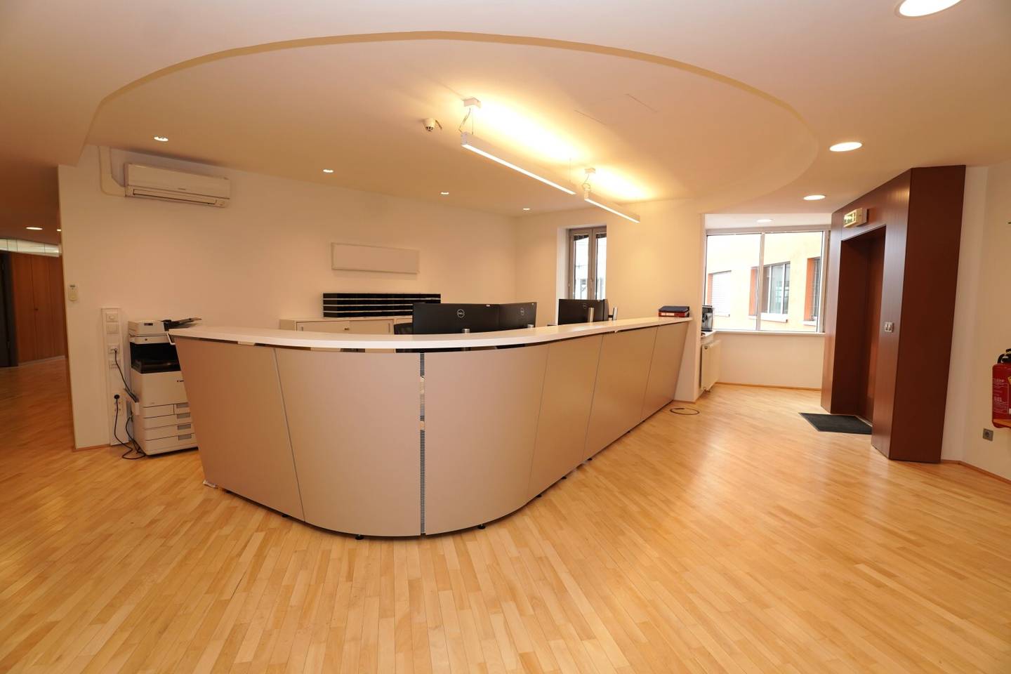 Modernes Shared Office in Mödling: Terrasse, Besprechungsräume & Gemeinschaftsraum