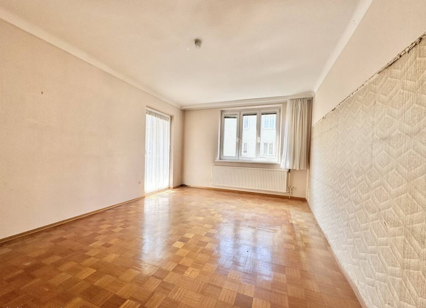 SANIERUNGSBEDÜRFTIGE 3-ZIMMER + BALKON NAHE BRUNNENMARKT UND U6