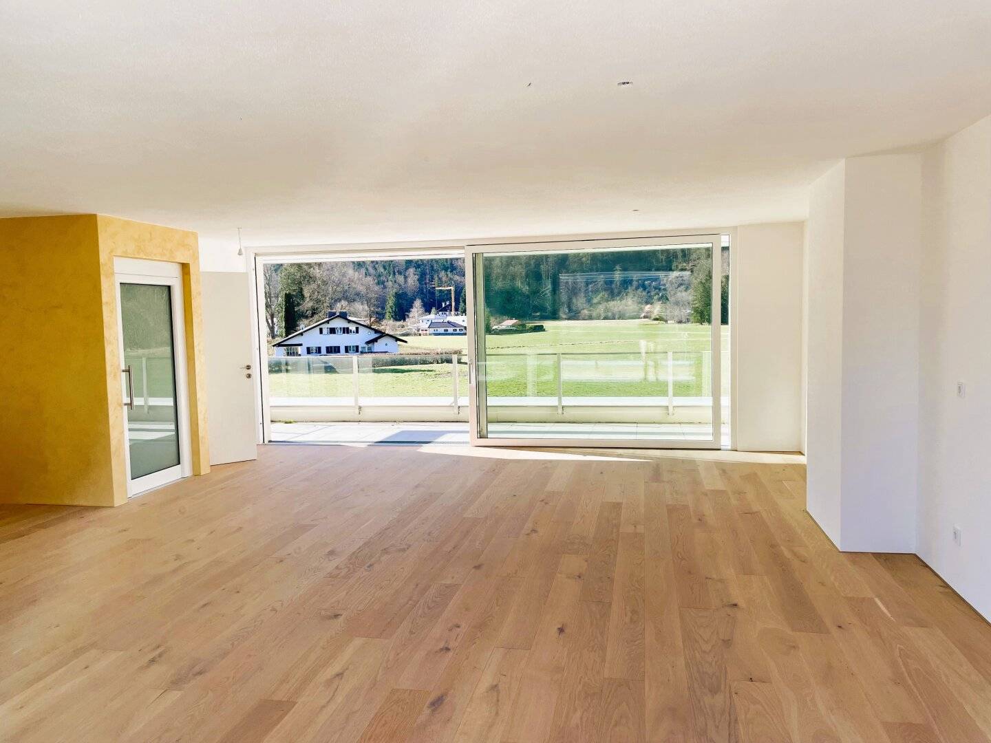 Luxus-Triplex-Townhouse am Mondsee mit Seegrund: Neubau Erstbezug mit 6,5 Zimmern, Lift, Garten und Terrassen
