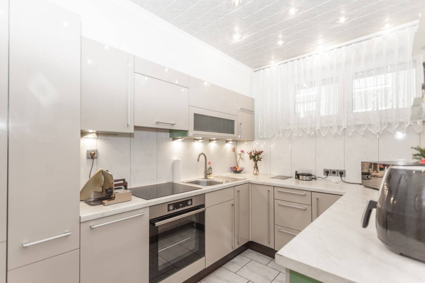 Traumwohnung mit Balkon, nagelneuer Küche & Top-Lage!