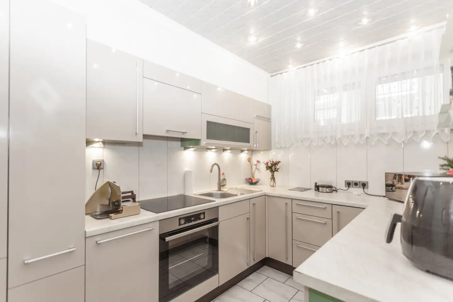 Traumwohnung mit Balkon, nagelneuer Küche & Top-Lage!