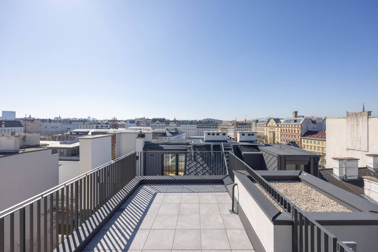 DG-MAISONETTE IN GENERALSANIERTEM STILALTBAU NAHE STADTPARK/ROCHUSMARKT (U4,U3)