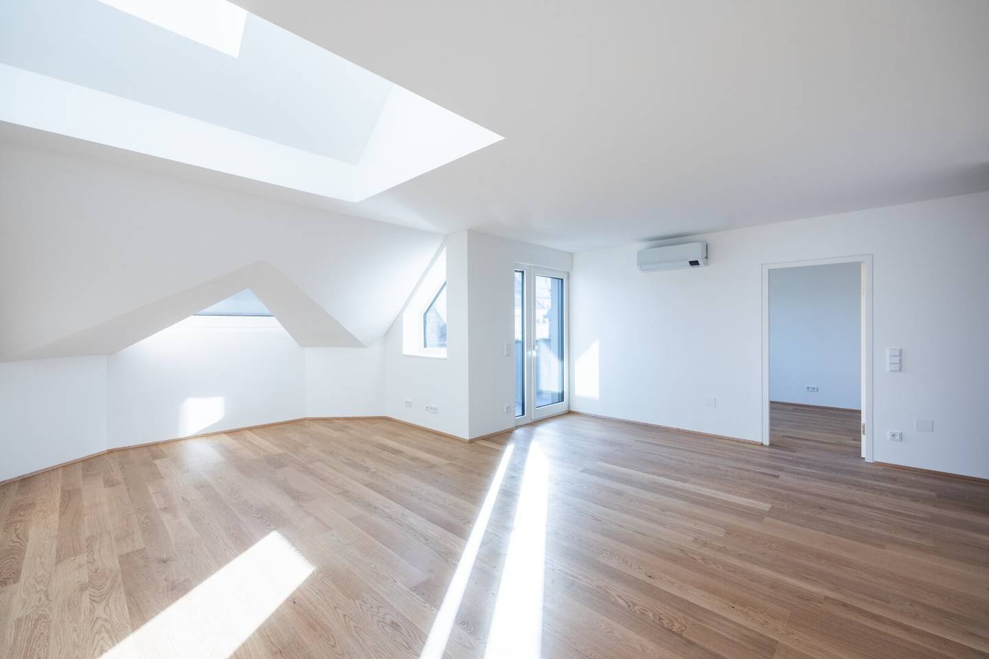 DG-MAISONETTE IN GENERALSANIERTEM STILALTBAU NAHE STADTPARK/ROCHUSMARKT (U4,U3)