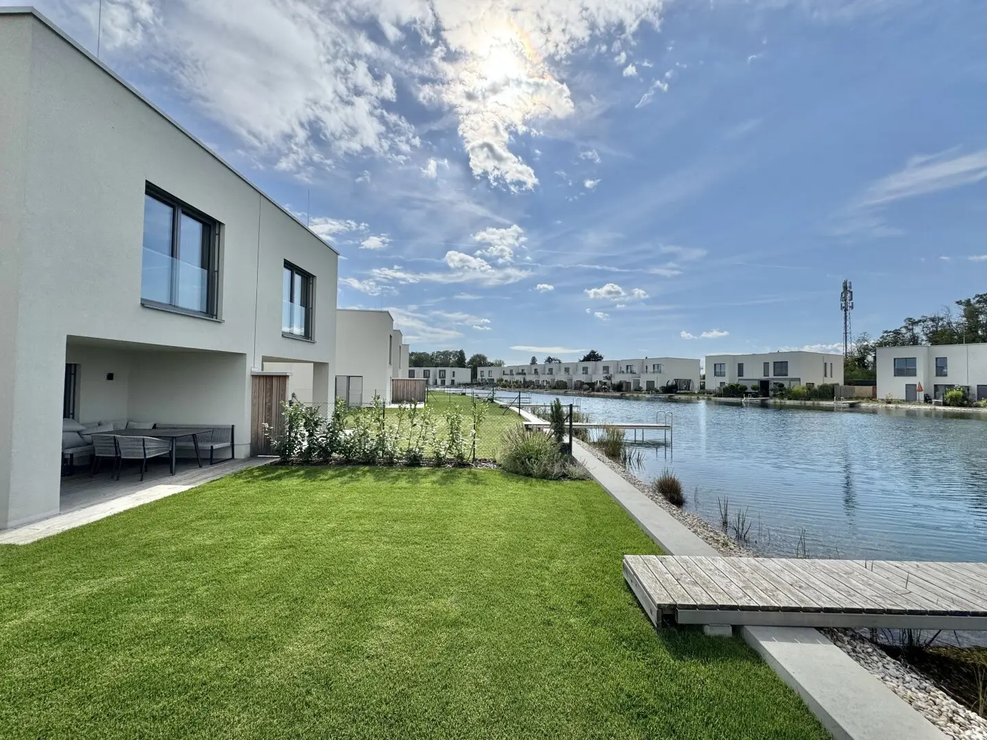 SONNENWEIHER - HOCHWERTIGES DOPPELHAUS AM SEE + GARTEN