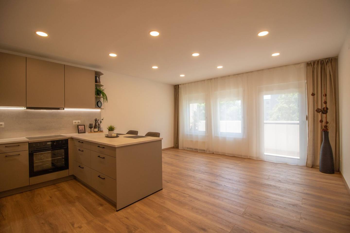 Kalsdorf bei Graz! Generalsanierte & barrierefreie 4-Zi-Wohnung mit Südbalkon, Lift, Loggia & Parkplatz