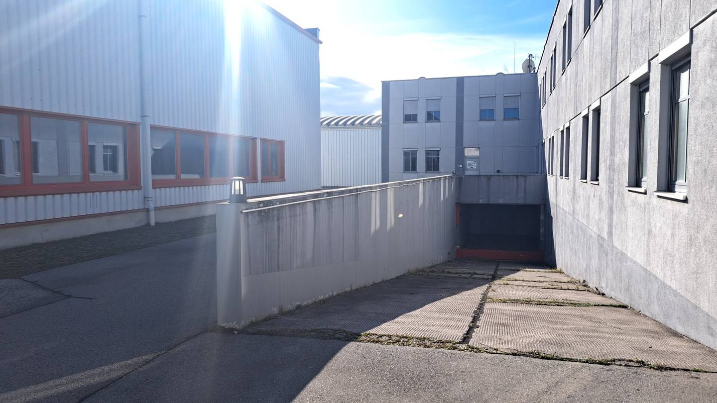 Großzügiges Bürohaus 2264m² in 1220 Wien mit Keller und Hochregallager, Parkplätzen & flexiblen Räumen!
