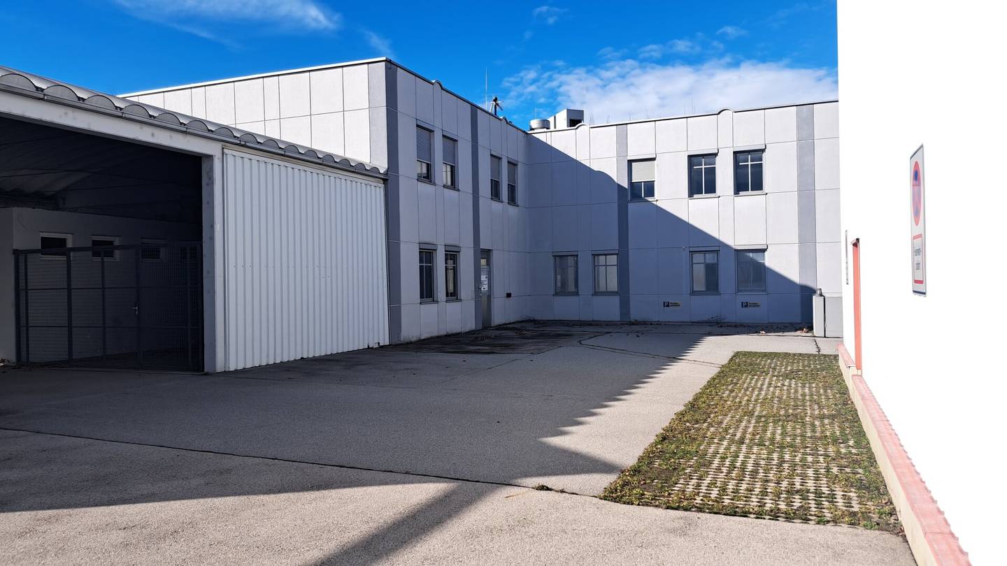 Großzügiges Bürohaus 2264m² in 1220 Wien mit Keller und Hochregallager, Parkplätzen & flexiblen Räumen!