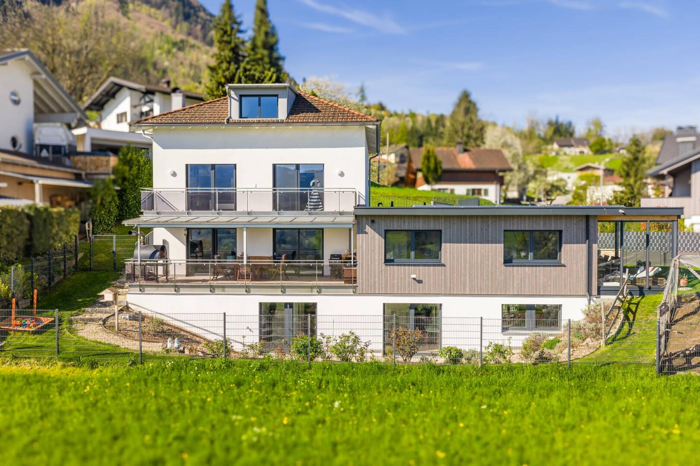 Imposantes Einfamilienhaus & 4 Zi.-Whg. im Hampton-Stil mit Wintergarten, Doppelgarage uvm.