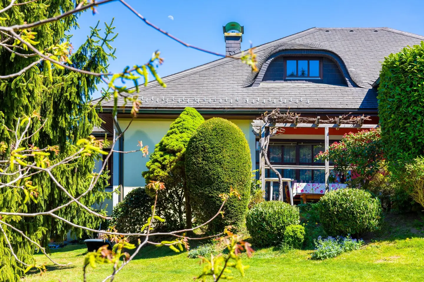 Viel Haus. Viel Garten. 7,5 Zimmer auf 1.120 m² in Waltendorf.