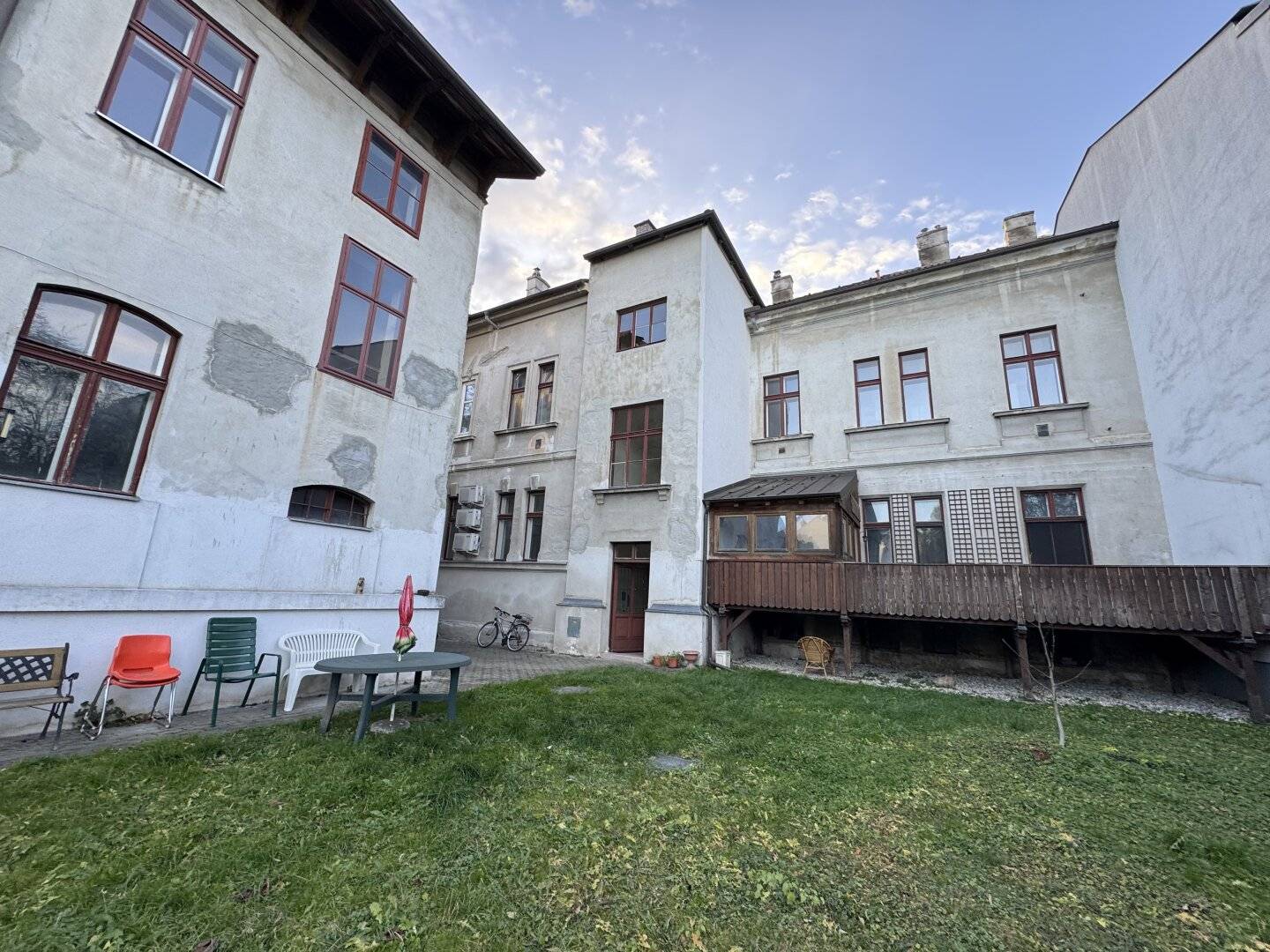 Altbau Zinshaus mit 8 Einheiten, Rohdachboden & separatem Baugrundstück – seltenes Entwicklungspotenzial im Zentrum von Stockerau