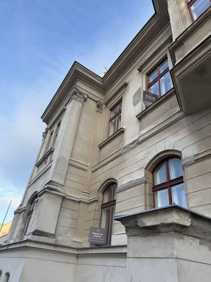 Altbau Zinshaus mit 8 Einheiten, Rohdachboden & separatem Baugrundstück – seltenes Entwicklungspotenzial im Zentrum von Stockerau
