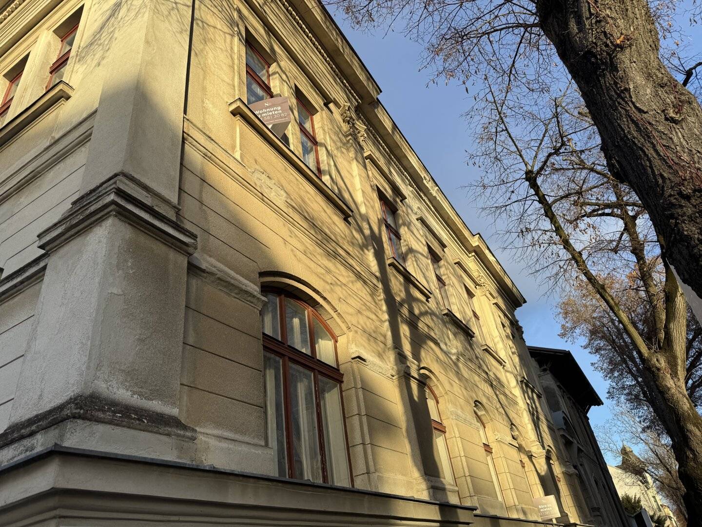 Altbau Zinshaus mit 8 Einheiten, Rohdachboden & separatem Baugrundstück – seltenes Entwicklungspotenzial im Zentrum von Stockerau