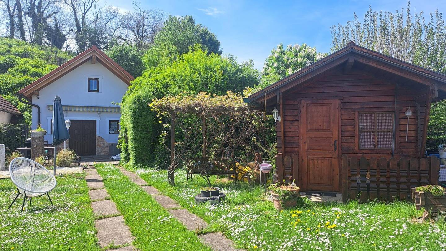 Charmanter Weinkeller mit Terrasse, Laube und Garten – Rückzugsort in ruhiger Dorfrandlage auf 650m² Grundstücksgröße;