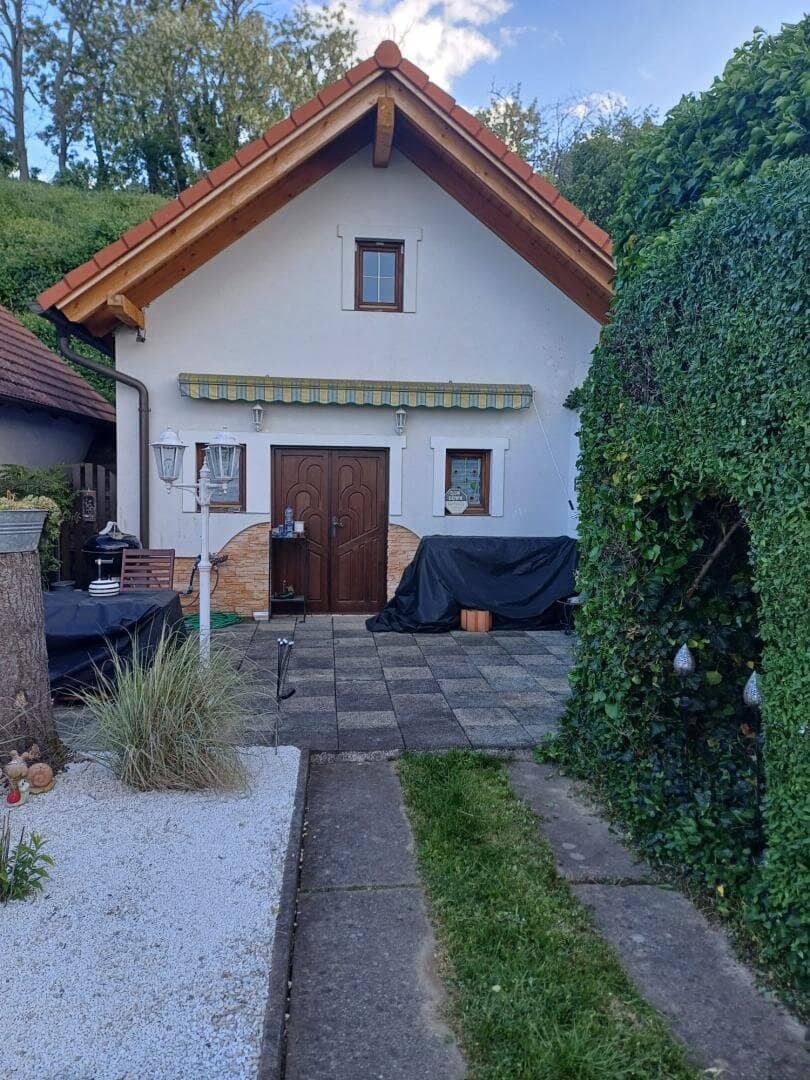 Charmanter Weinkeller mit Terrasse, Laube und Garten – Rückzugsort in ruhiger Dorfrandlage auf 650m² Grundstücksgröße;