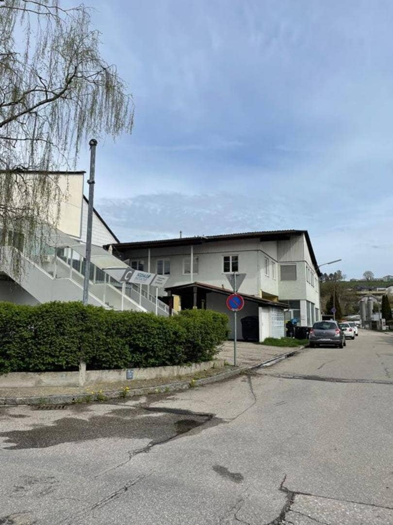 Zinshaus:  Geschäfts-, Büro- und Wohnflächen plus Parkplatz, Lager mit Freifläche (Bauplatz)