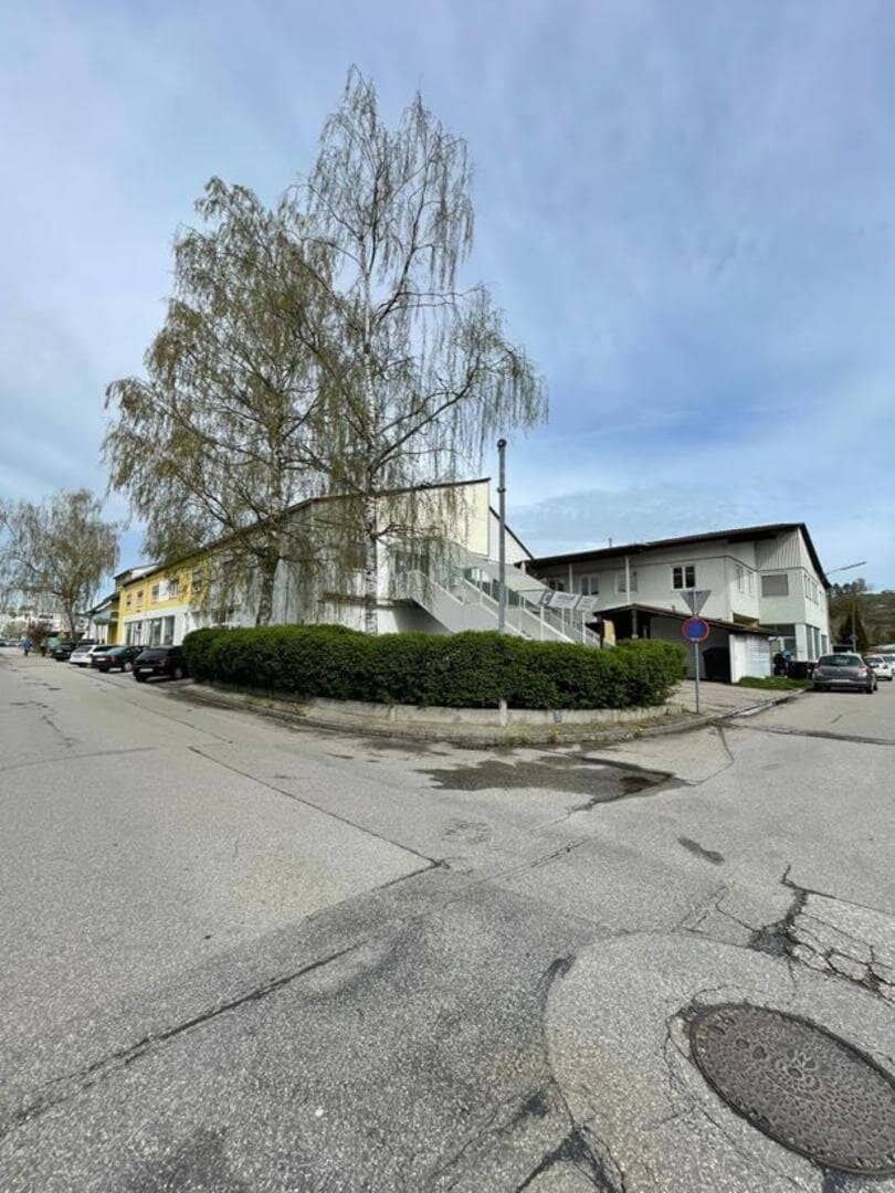 Zinshaus: Geschäfts-, Büro- und Wohnflächen plus Parkplatz, Lager mit Freifläche (Bauplatz)