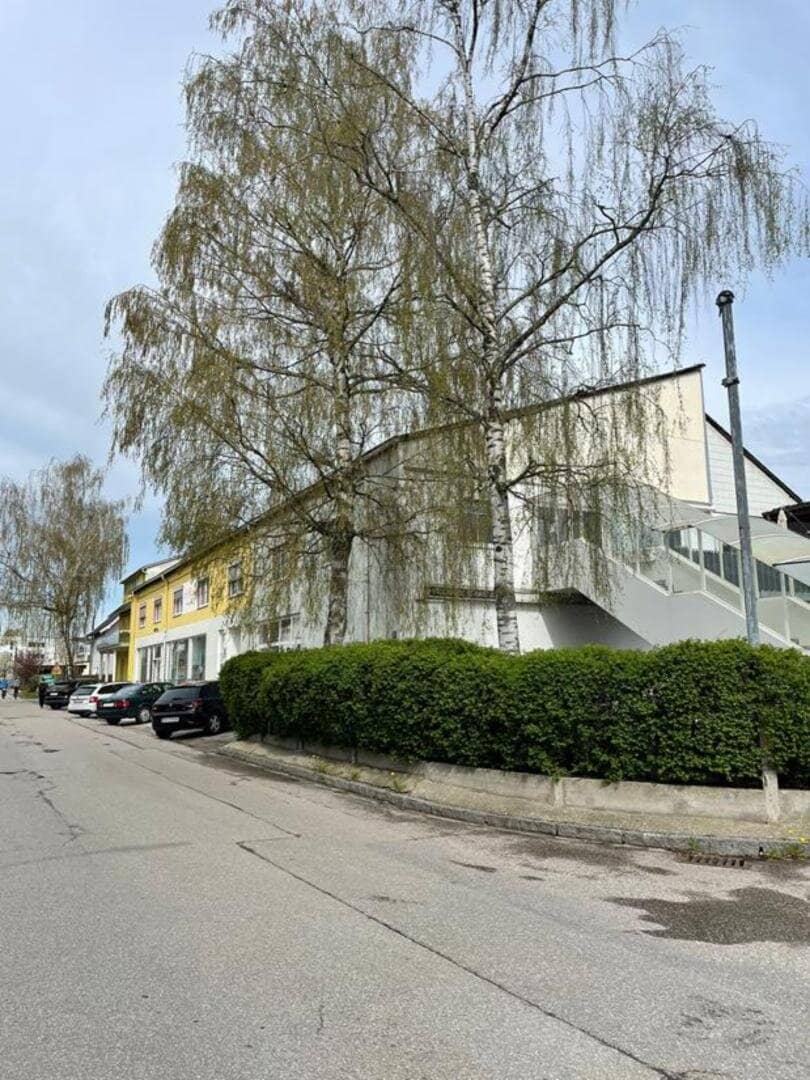 Zinshaus:  Geschäfts-, Büro- und Wohnflächen plus Parkplatz, Lager mit Freifläche (Bauplatz)
