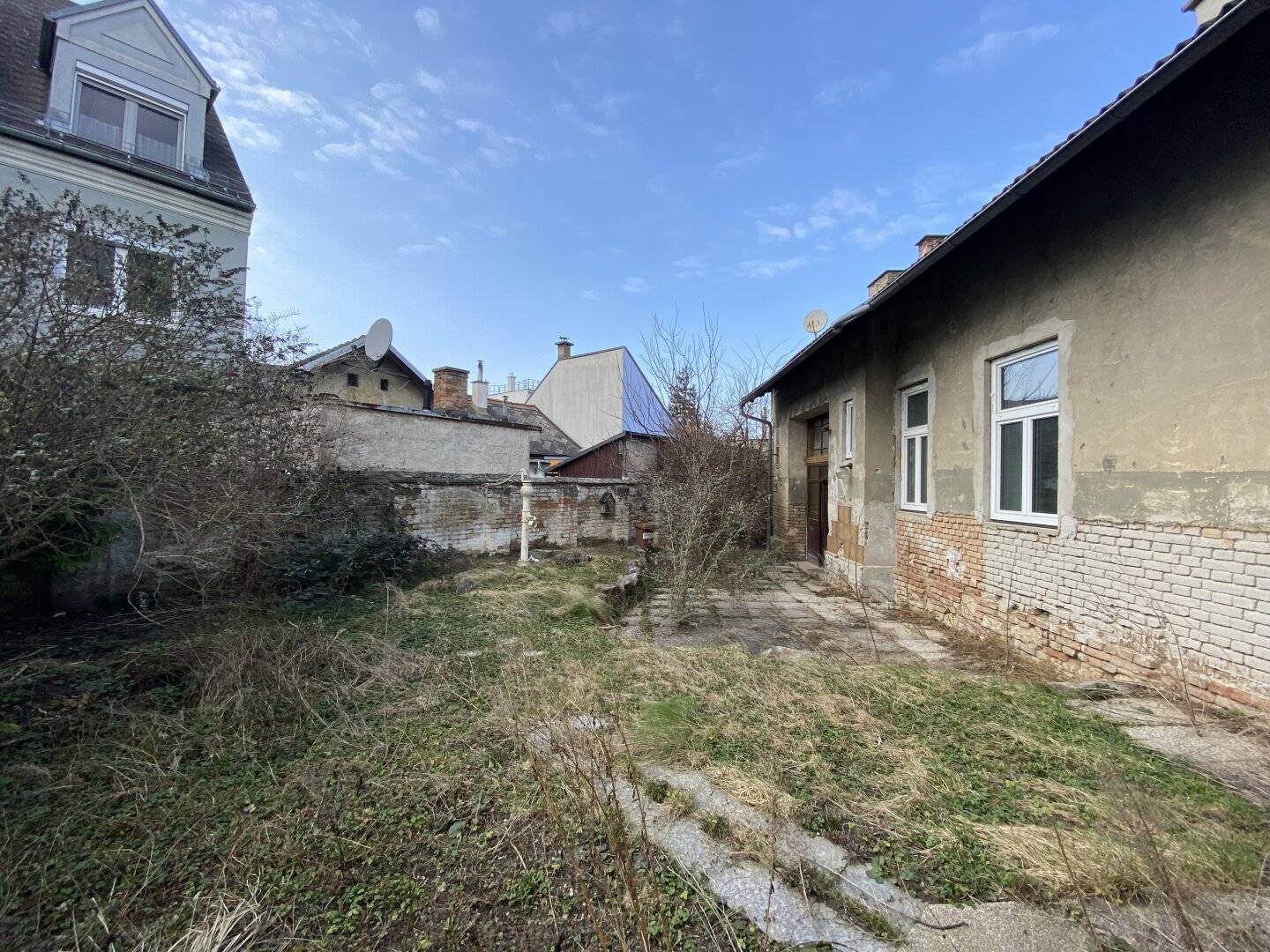 Mehrparteienhaus mit zwei Wohneinheiten und charmanter Gartenfläche – sanierungsbedürftige Liegenschaft mit vielseitigem Entwicklungspotenzial