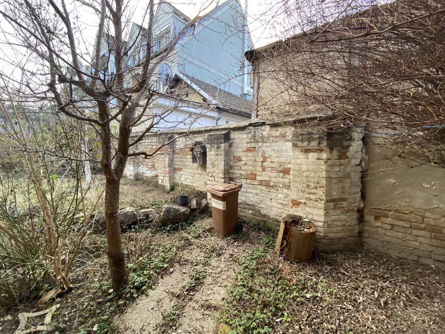 Mehrparteienhaus mit zwei Wohneinheiten und charmanter Gartenfläche – sanierungsbedürftige Liegenschaft mit vielseitigem Entwicklungspotenzial