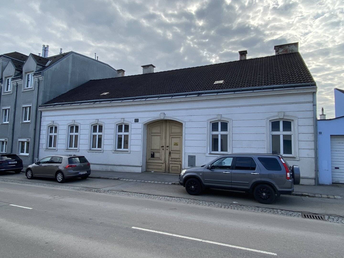 Mehrparteienhaus mit zwei Wohneinheiten und charmanter Gartenfläche – sanierungsbedürftige Liegenschaft mit vielseitigem Entwicklungspotenzial