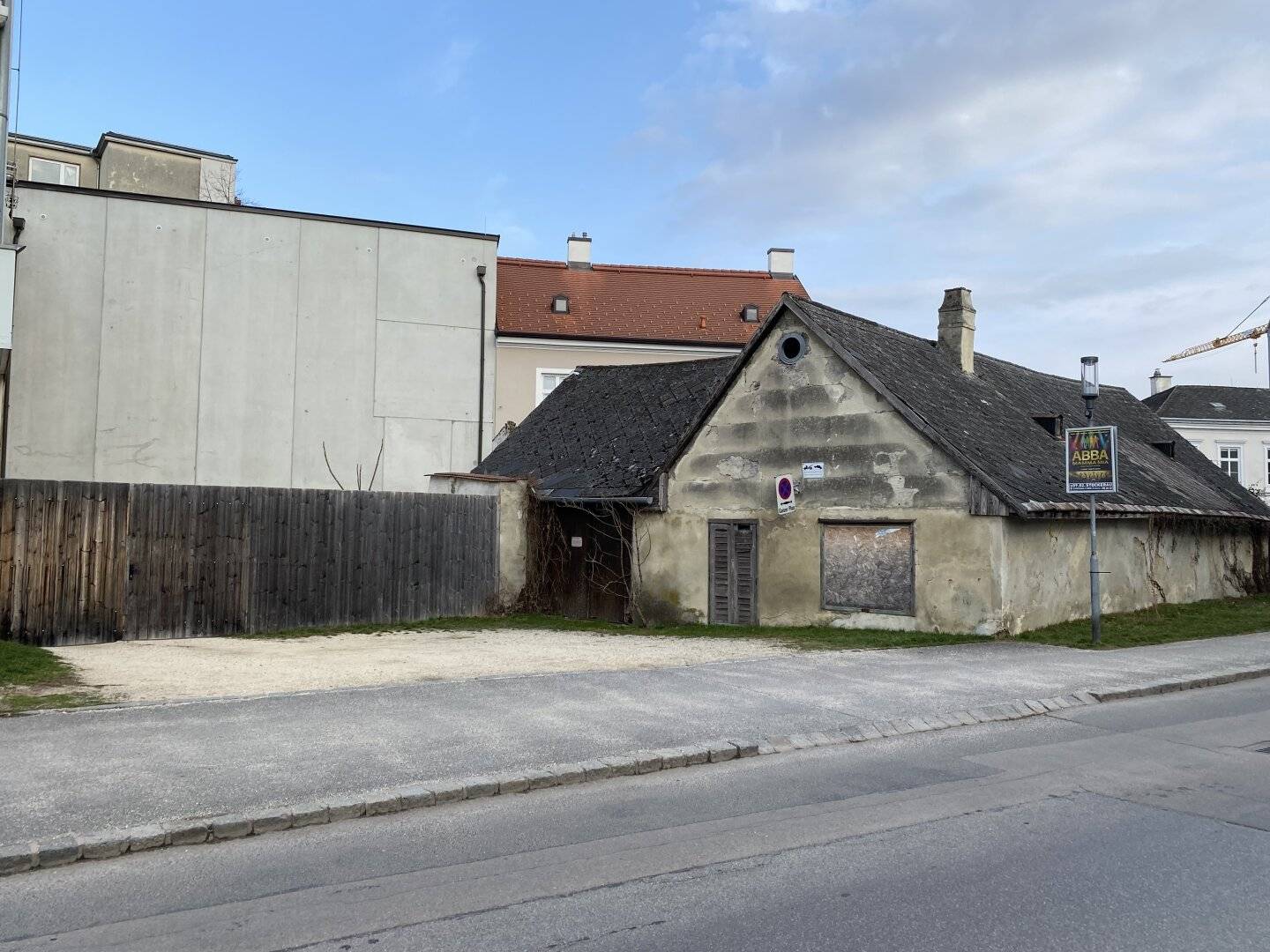 Mehrparteienhaus mit zwei Wohneinheiten, großzügigen Nebenflächen und attraktivem Entwicklungspotenzial